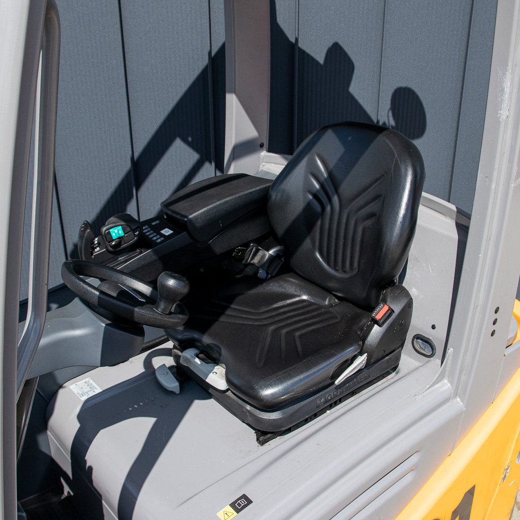 wózek widłowy elektryczny, Jungheinrich EFG 220, wózek magazynowy, wózek z widłami, logistyka magazynowa, wózek do hali, sprzęt transportowy, wózek 2 tony, maszyny Jungheinrich, MegaMarket