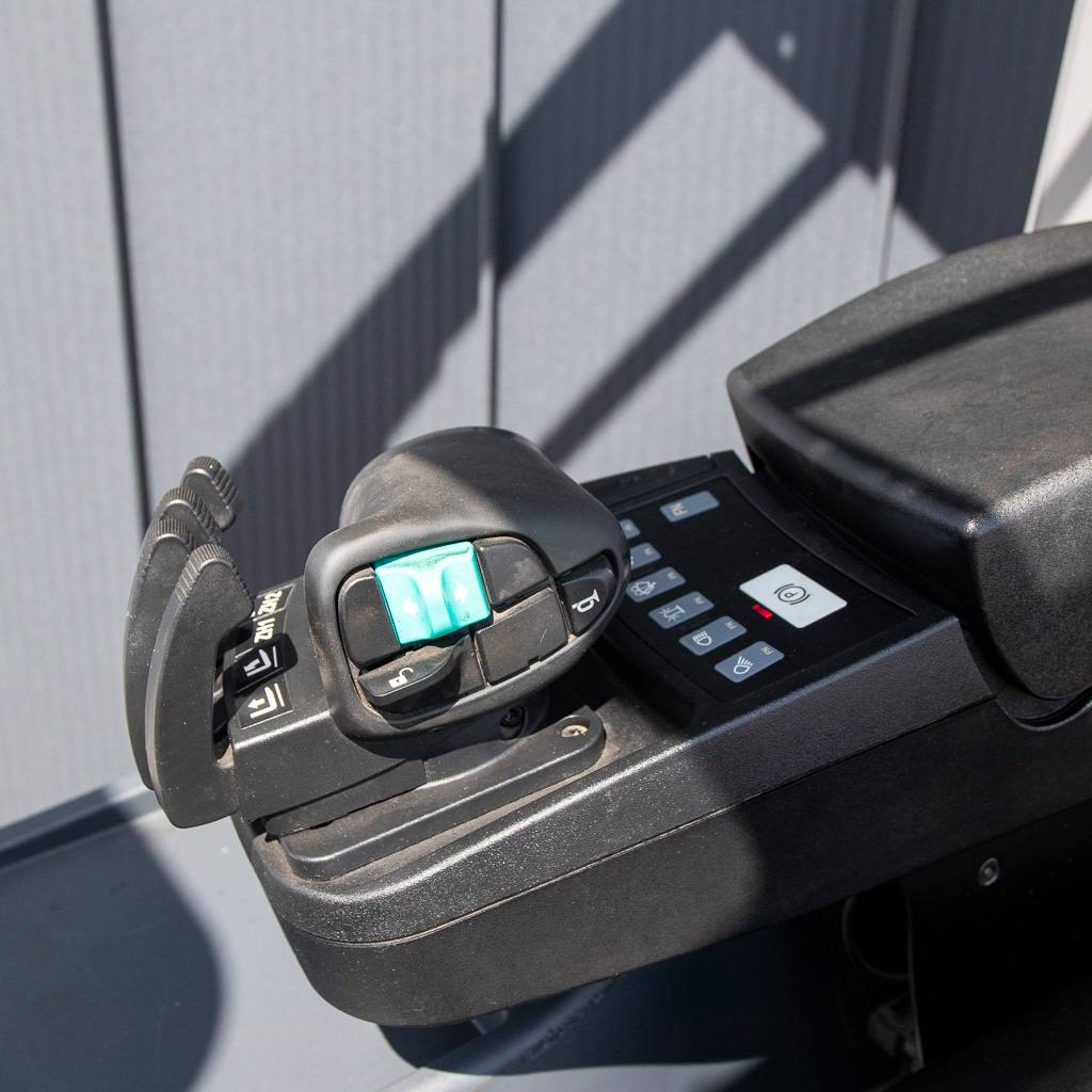 wózek widłowy elektryczny, Jungheinrich EFG 220, wózek magazynowy, wózek z widłami, logistyka magazynowa, wózek do hali, sprzęt transportowy, wózek 2 tony, maszyny Jungheinrich, MegaMarket