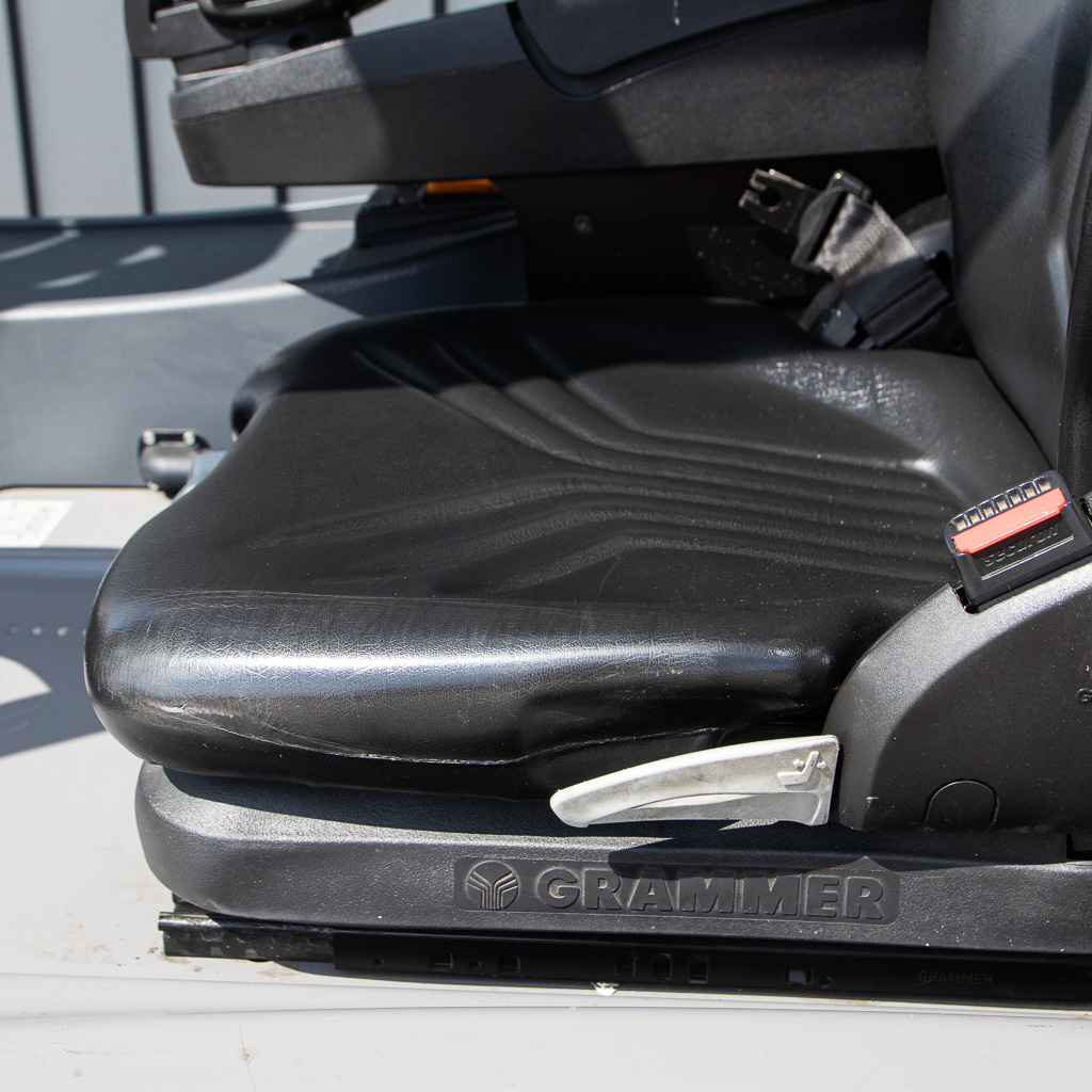 wózek widłowy elektryczny, Jungheinrich EFG 220, wózek magazynowy, wózek z widłami, logistyka magazynowa, wózek do hali, sprzęt transportowy, wózek 2 tony, maszyny Jungheinrich, MegaMarket