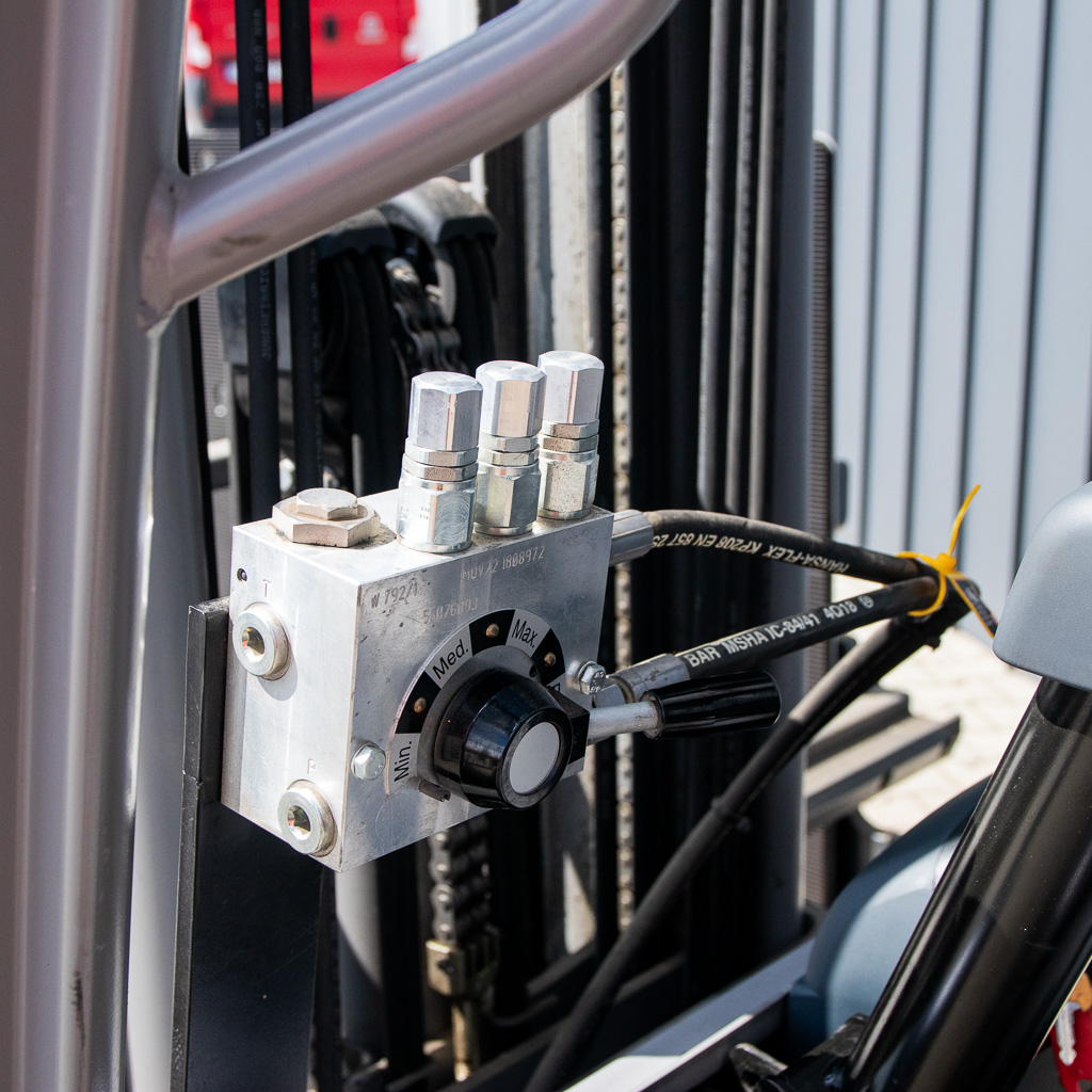 wózek widłowy elektryczny, Jungheinrich EFG 220, wózek magazynowy, wózek z widłami, logistyka magazynowa, wózek do hali, sprzęt transportowy, wózek 2 tony, maszyny Jungheinrich, MegaMarket