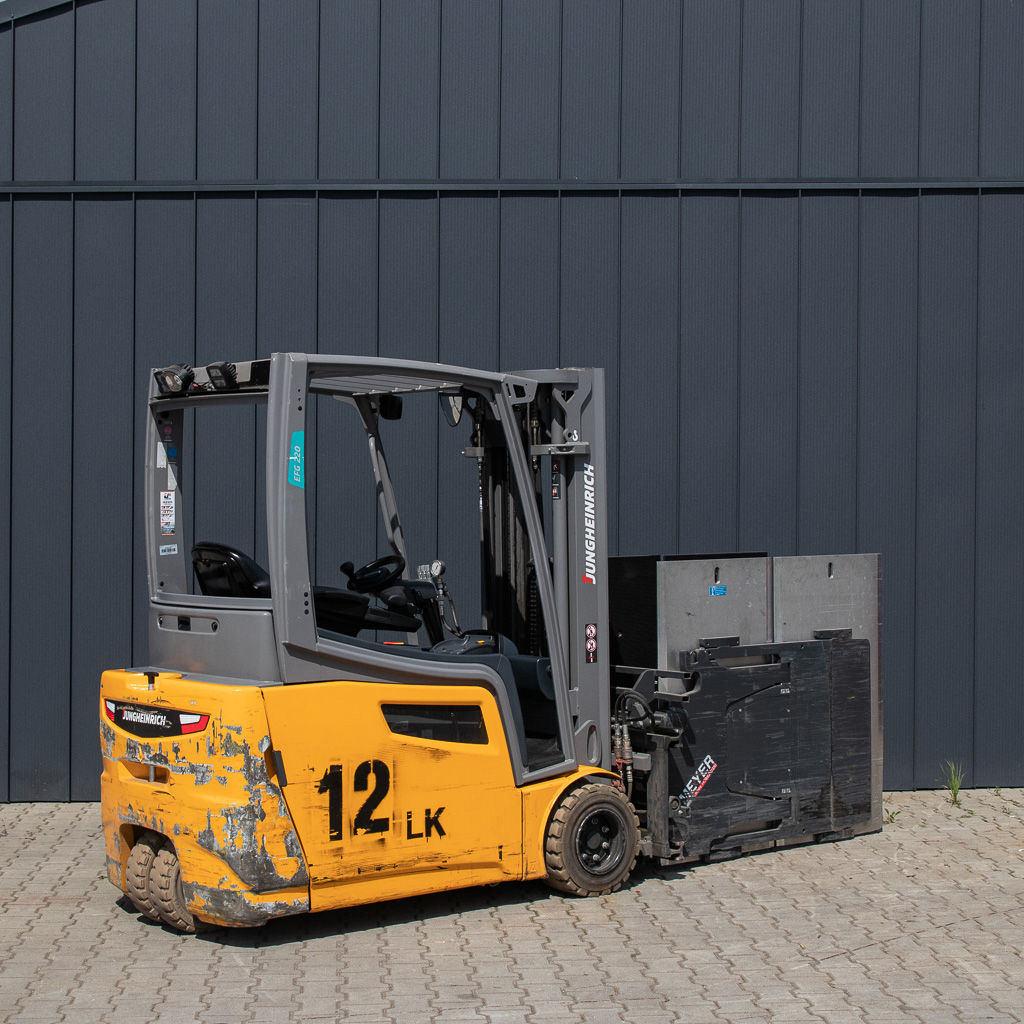 wózek widłowy, Jungheinrich EFG 220, wózek elektryczny, wózek magazynowy, udźwig 2 tony, wózek do magazynu, sprzęt logistyczny, wózek z napędem elektrycznym, maszyny magazynowe, MegaMarket