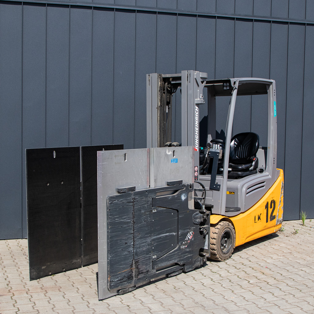 wózek widłowy, Jungheinrich EFG 220, wózek elektryczny, wózek magazynowy, udźwig 2 tony, wózek do magazynu, sprzęt logistyczny, wózek z napędem elektrycznym, maszyny magazynowe, MegaMarket