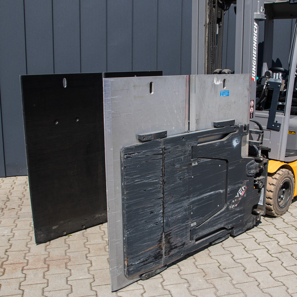 wózek widłowy, Jungheinrich EFG 220, wózek elektryczny, wózek magazynowy, udźwig 2 tony, wózek do magazynu, sprzęt logistyczny, wózek z napędem elektrycznym, maszyny magazynowe, MegaMarket