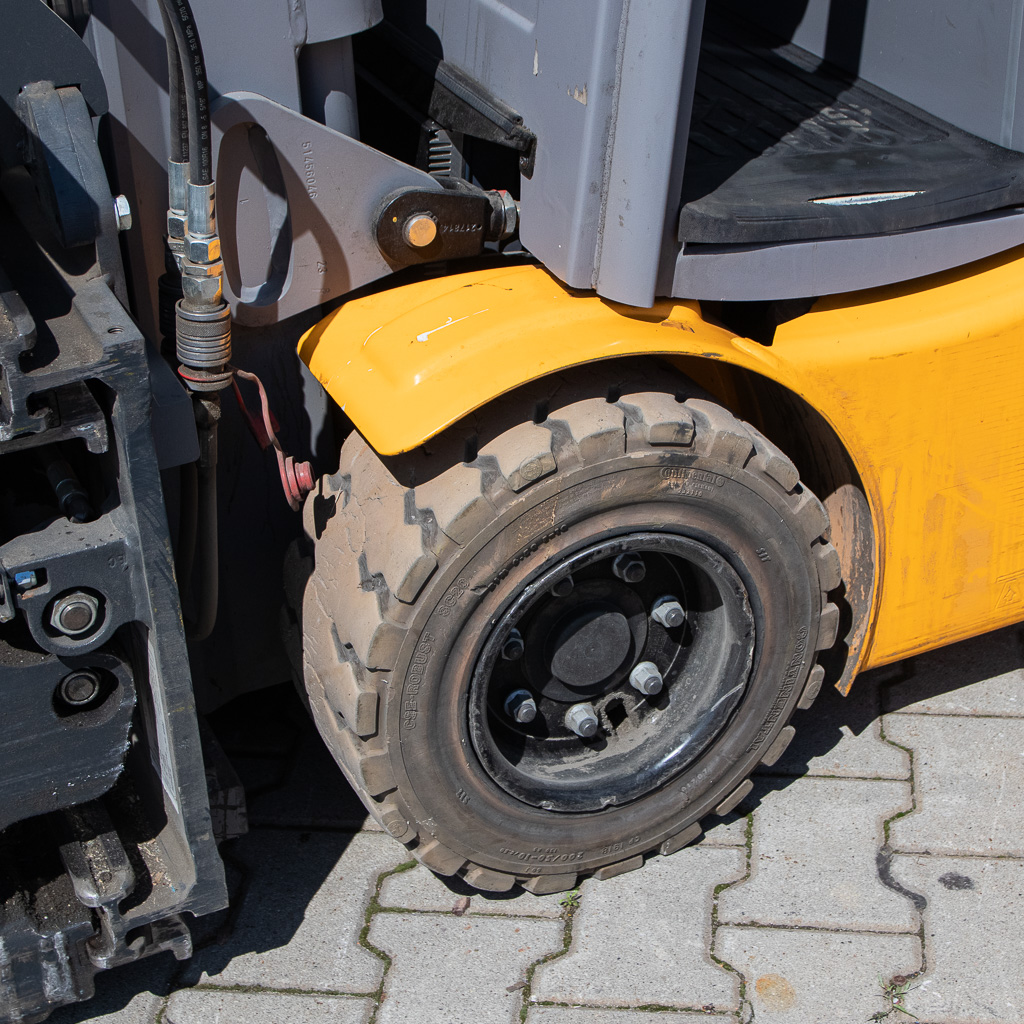 wózek widłowy, Jungheinrich EFG 220, wózek elektryczny, wózek magazynowy, udźwig 2 tony, wózek do magazynu, sprzęt logistyczny, wózek z napędem elektrycznym, maszyny magazynowe, MegaMarket