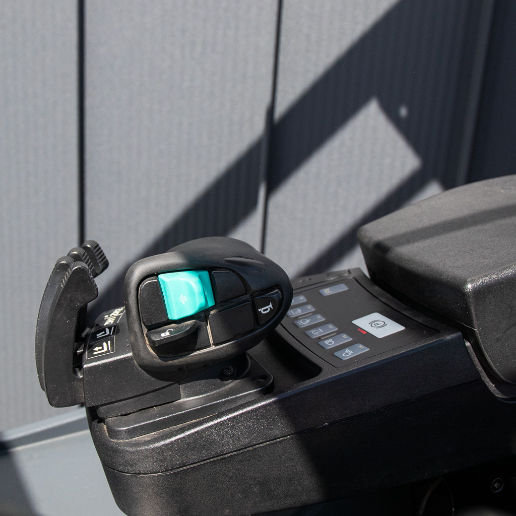 wózek widłowy, Jungheinrich EFG 220, wózek elektryczny, wózek magazynowy, udźwig 2 tony, wózek do magazynu, sprzęt logistyczny, wózek z napędem elektrycznym, maszyny magazynowe, MegaMarket