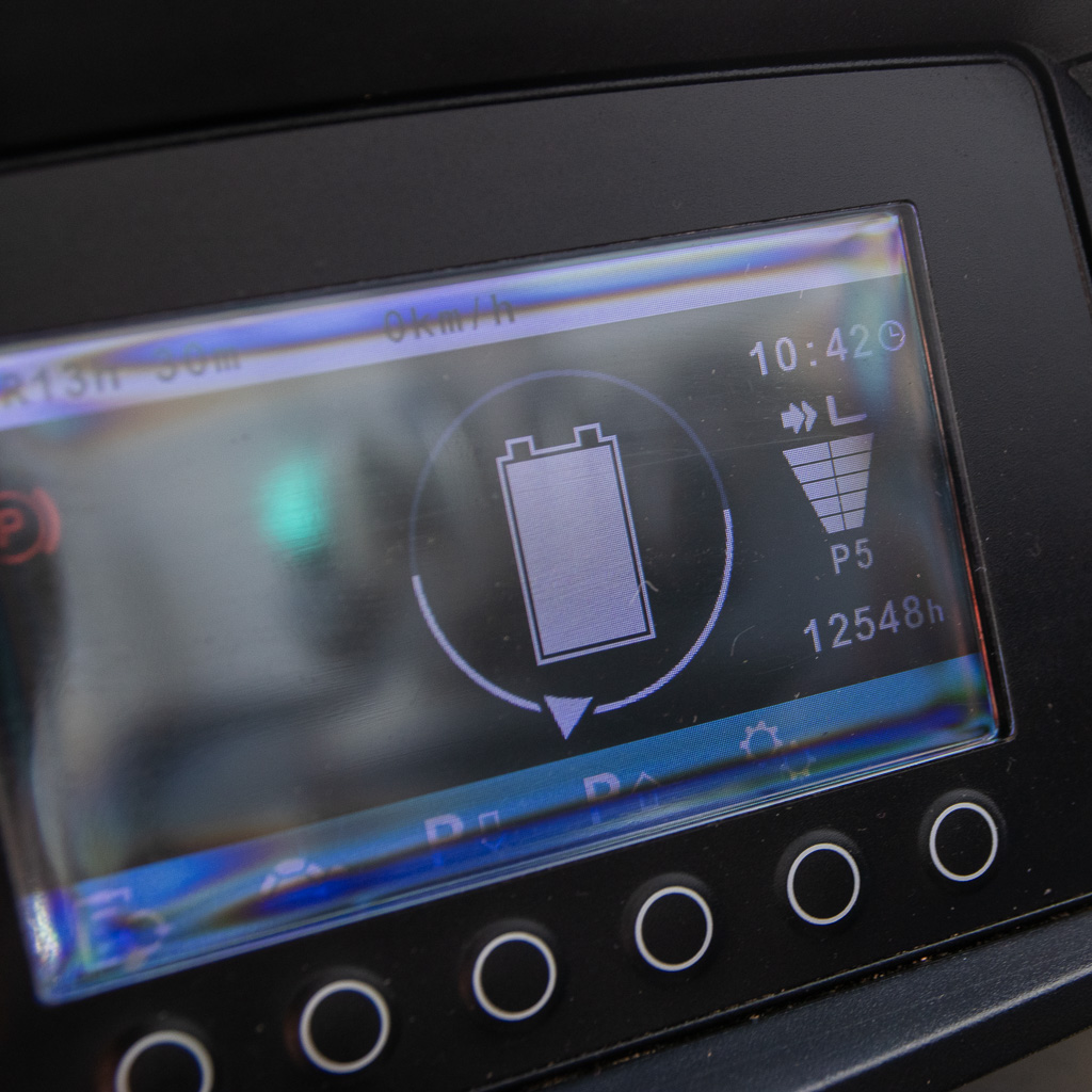 wózek widłowy, Jungheinrich EFG 220, wózek elektryczny, wózek magazynowy, udźwig 2 tony, wózek do magazynu, sprzęt logistyczny, wózek z napędem elektrycznym, maszyny magazynowe, MegaMarket