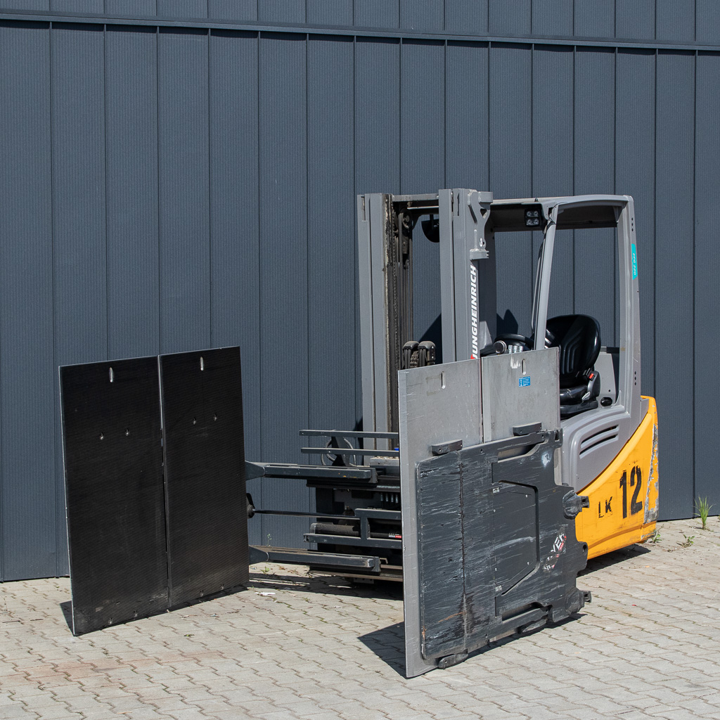 wózek widłowy, Jungheinrich EFG 220, wózek elektryczny, wózek magazynowy, udźwig 2 tony, wózek do magazynu, sprzęt logistyczny, wózek z napędem elektrycznym, maszyny magazynowe, MegaMarket