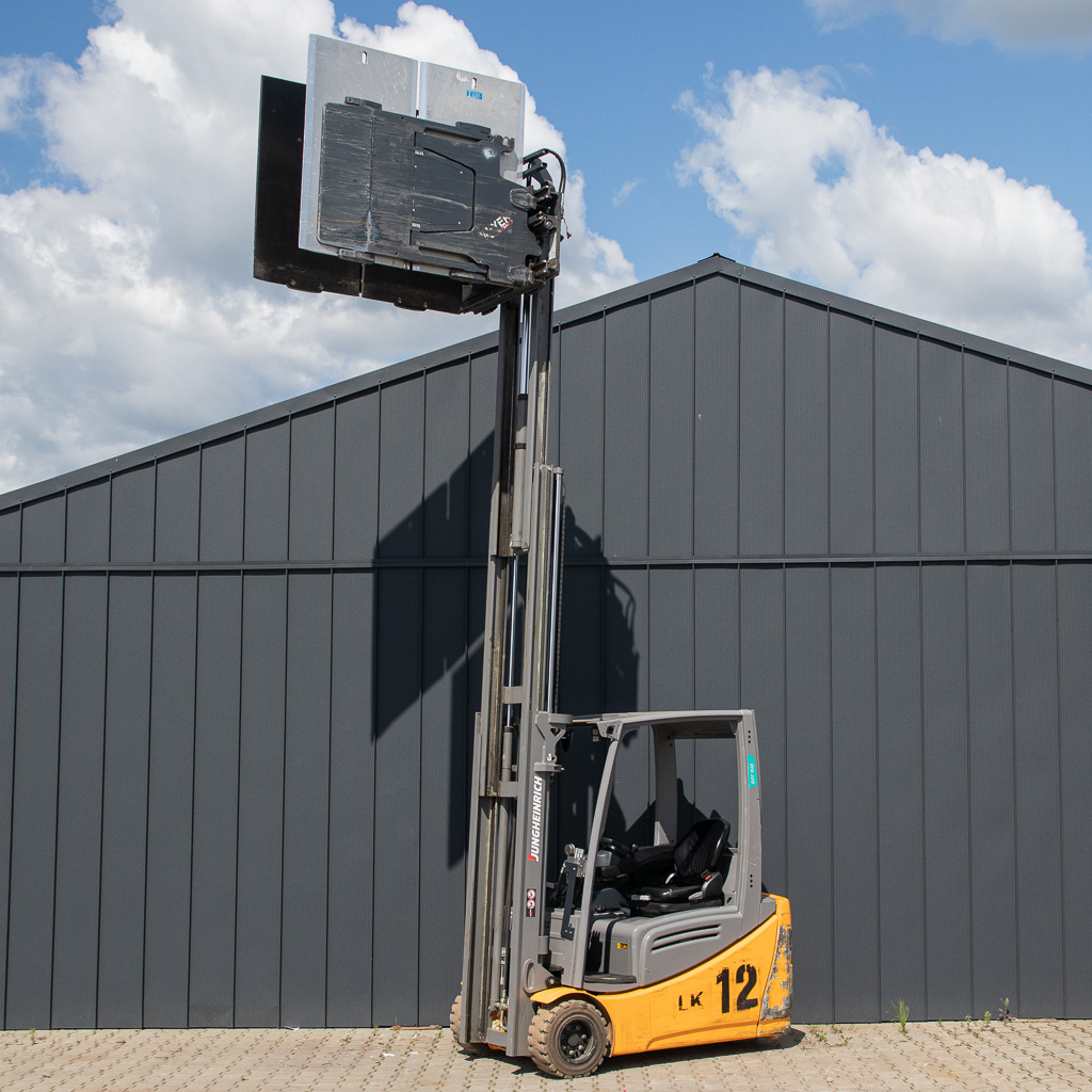 wózek widłowy, Jungheinrich EFG 220, wózek elektryczny, wózek magazynowy, udźwig 2 tony, wózek do magazynu, sprzęt logistyczny, wózek z napędem elektrycznym, maszyny magazynowe, MegaMarket