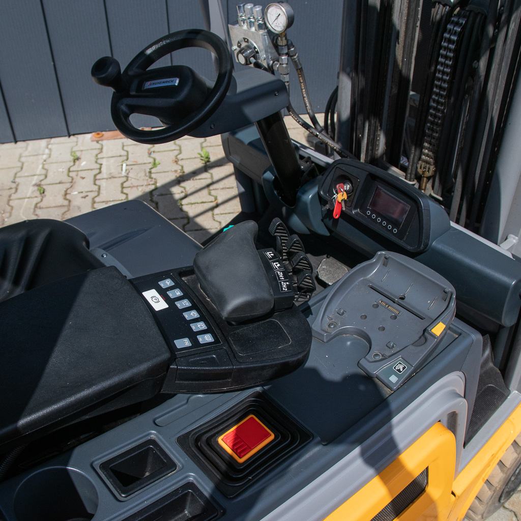 wózek widłowy, Jungheinrich EFG 220, wózek elektryczny, wózek magazynowy, udźwig 2 tony, wózek do magazynu, sprzęt logistyczny, wózek z napędem elektrycznym, maszyny magazynowe, MegaMarket