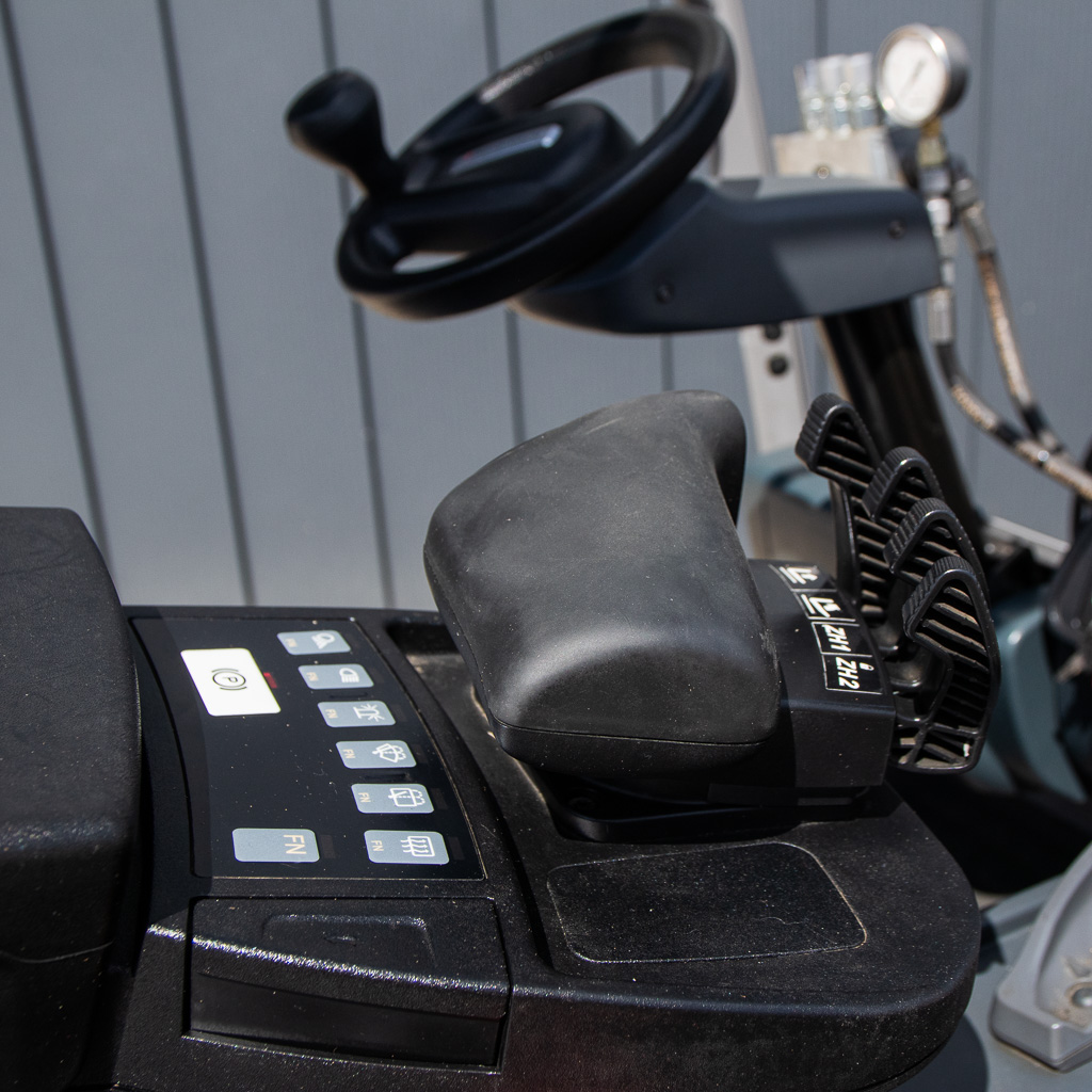 wózek widłowy, Jungheinrich EFG 220, wózek elektryczny, wózek magazynowy, udźwig 2 tony, wózek do magazynu, sprzęt logistyczny, wózek z napędem elektrycznym, maszyny magazynowe, MegaMarket