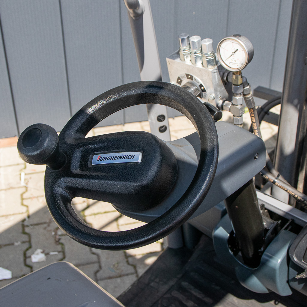 wózek widłowy, Jungheinrich EFG 220, wózek elektryczny, wózek magazynowy, udźwig 2 tony, wózek do magazynu, sprzęt logistyczny, wózek z napędem elektrycznym, maszyny magazynowe, MegaMarket