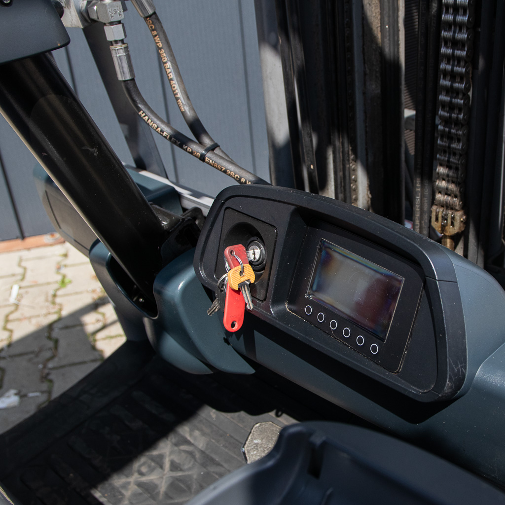 wózek widłowy, Jungheinrich EFG 220, wózek elektryczny, wózek magazynowy, udźwig 2 tony, wózek do magazynu, sprzęt logistyczny, wózek z napędem elektrycznym, maszyny magazynowe, MegaMarket