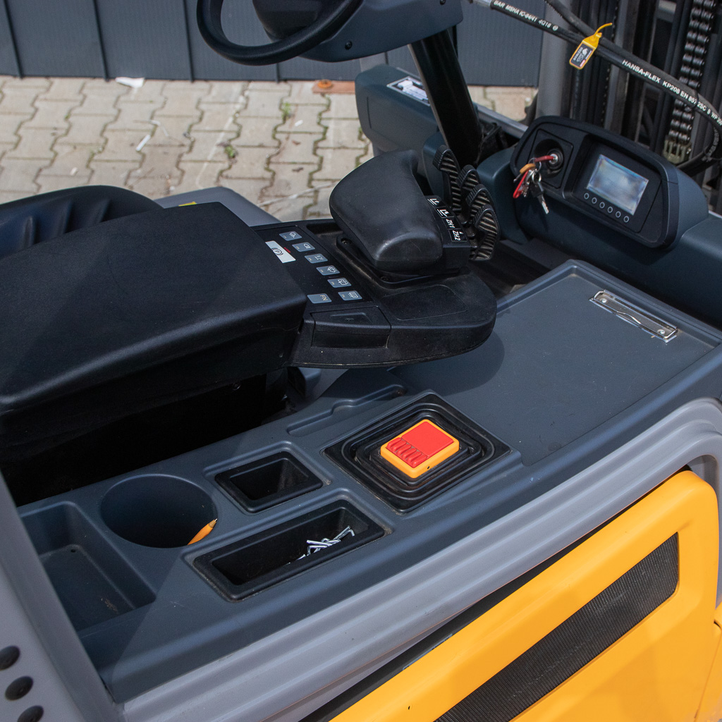 wózek widłowy elektryczny, Jungheinrich EFG 220, wózek magazynowy, wózek z widłami, logistyka magazynowa, wózek do hali, sprzęt transportowy, wózek 2 tony, maszyny Jungheinrich, MegaMarket