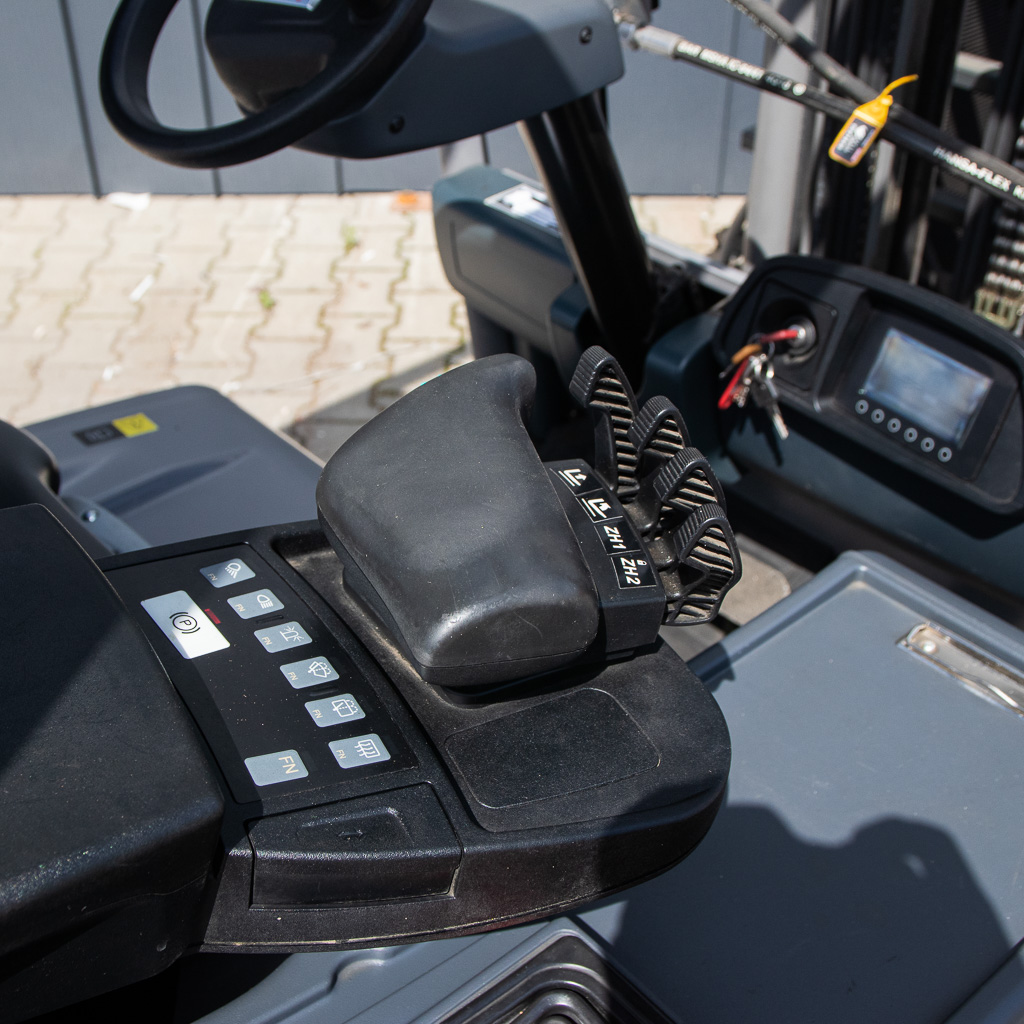 wózek widłowy elektryczny, Jungheinrich EFG 220, wózek magazynowy, wózek z widłami, logistyka magazynowa, wózek do hali, sprzęt transportowy, wózek 2 tony, maszyny Jungheinrich, MegaMarket