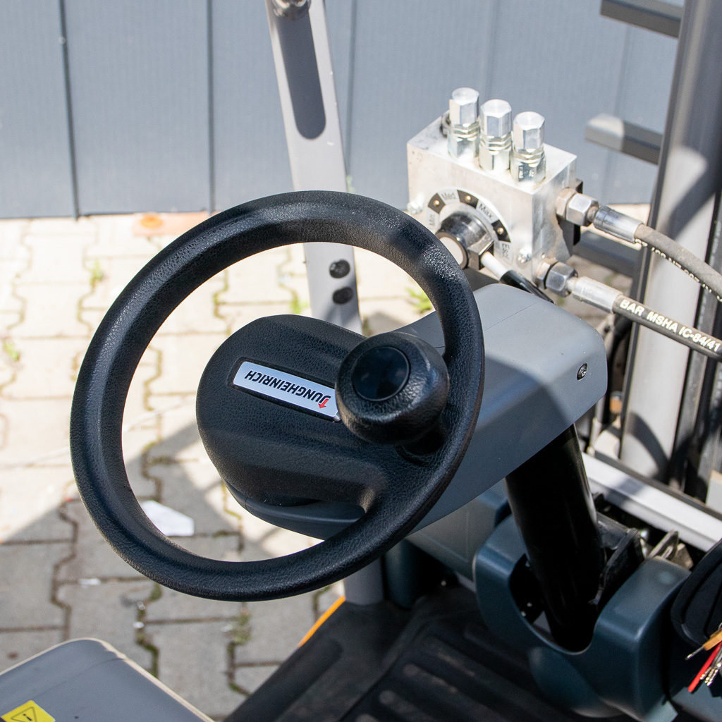 wózek widłowy elektryczny, Jungheinrich EFG 220, wózek magazynowy, wózek z widłami, logistyka magazynowa, wózek do hali, sprzęt transportowy, wózek 2 tony, maszyny Jungheinrich, MegaMarket