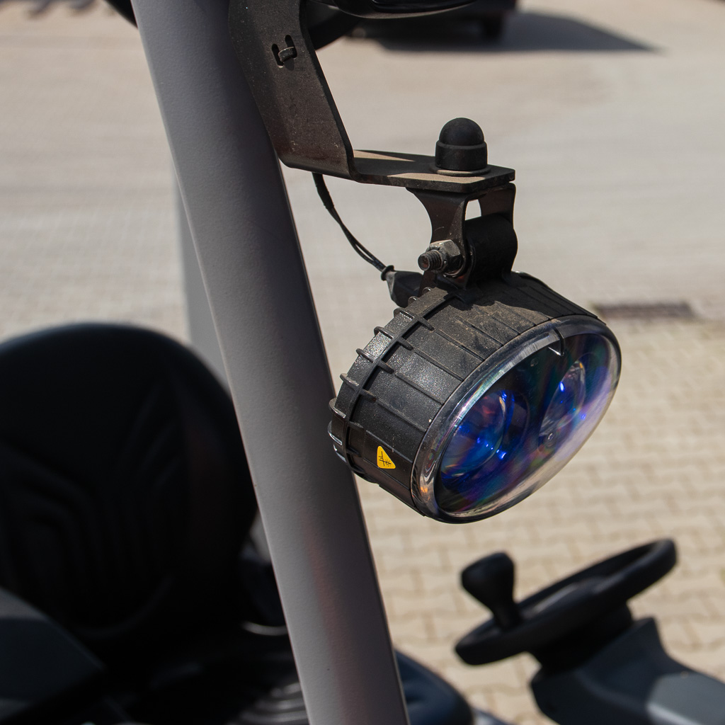 wózek widłowy elektryczny, Jungheinrich EFG 220, wózek magazynowy, wózek z widłami, logistyka magazynowa, wózek do hali, sprzęt transportowy, wózek 2 tony, maszyny Jungheinrich, MegaMarket