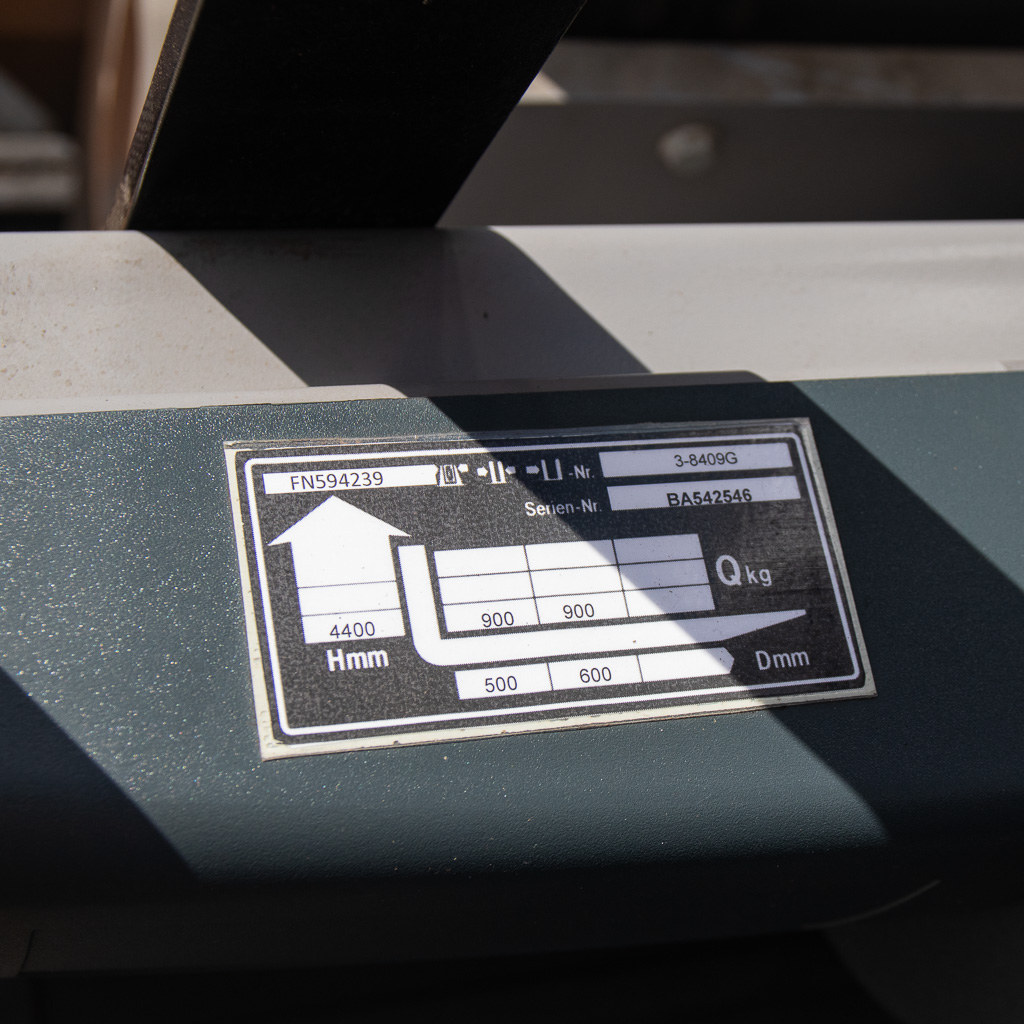 wózek widłowy elektryczny, Jungheinrich EFG 220, wózek magazynowy, wózek z widłami, logistyka magazynowa, wózek do hali, sprzęt transportowy, wózek 2 tony, maszyny Jungheinrich, MegaMarket