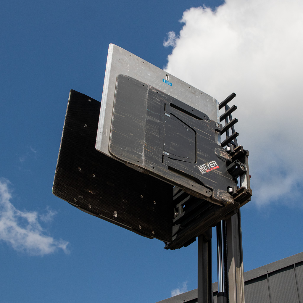 wózek widłowy elektryczny, Jungheinrich EFG 220, wózek magazynowy, wózek z widłami, logistyka magazynowa, wózek do hali, sprzęt transportowy, wózek 2 tony, maszyny Jungheinrich, MegaMarket