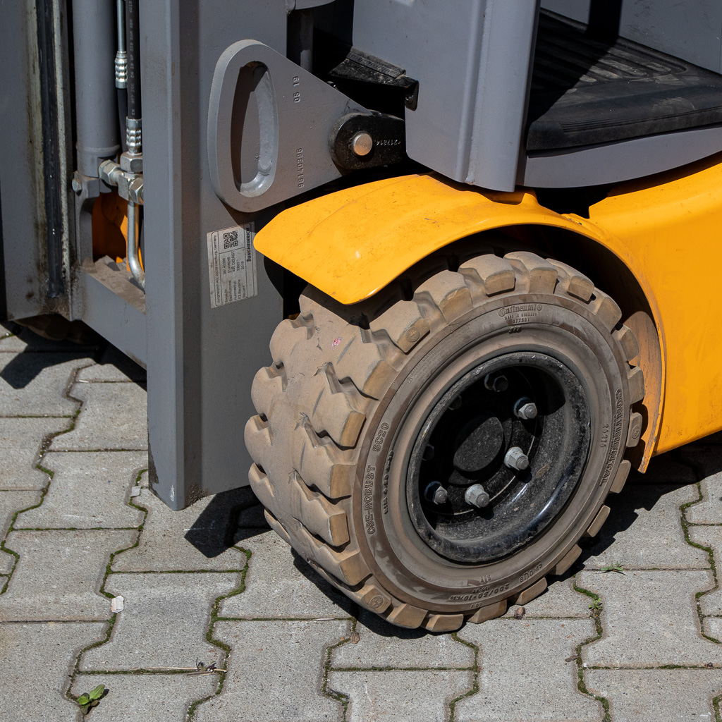 wózek widłowy elektryczny, Jungheinrich EFG 220, wózek magazynowy, wózek z widłami, logistyka magazynowa, wózek do hali, sprzęt transportowy, wózek 2 tony, maszyny Jungheinrich, MegaMarket