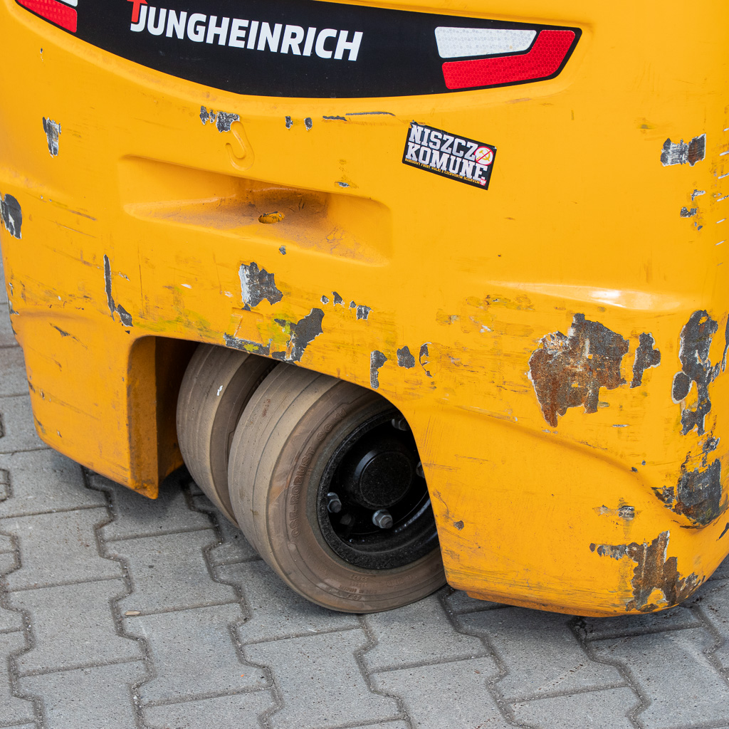 wózek widłowy elektryczny, Jungheinrich EFG 220, wózek magazynowy, wózek z widłami, logistyka magazynowa, wózek do hali, sprzęt transportowy, wózek 2 tony, maszyny Jungheinrich, MegaMarket