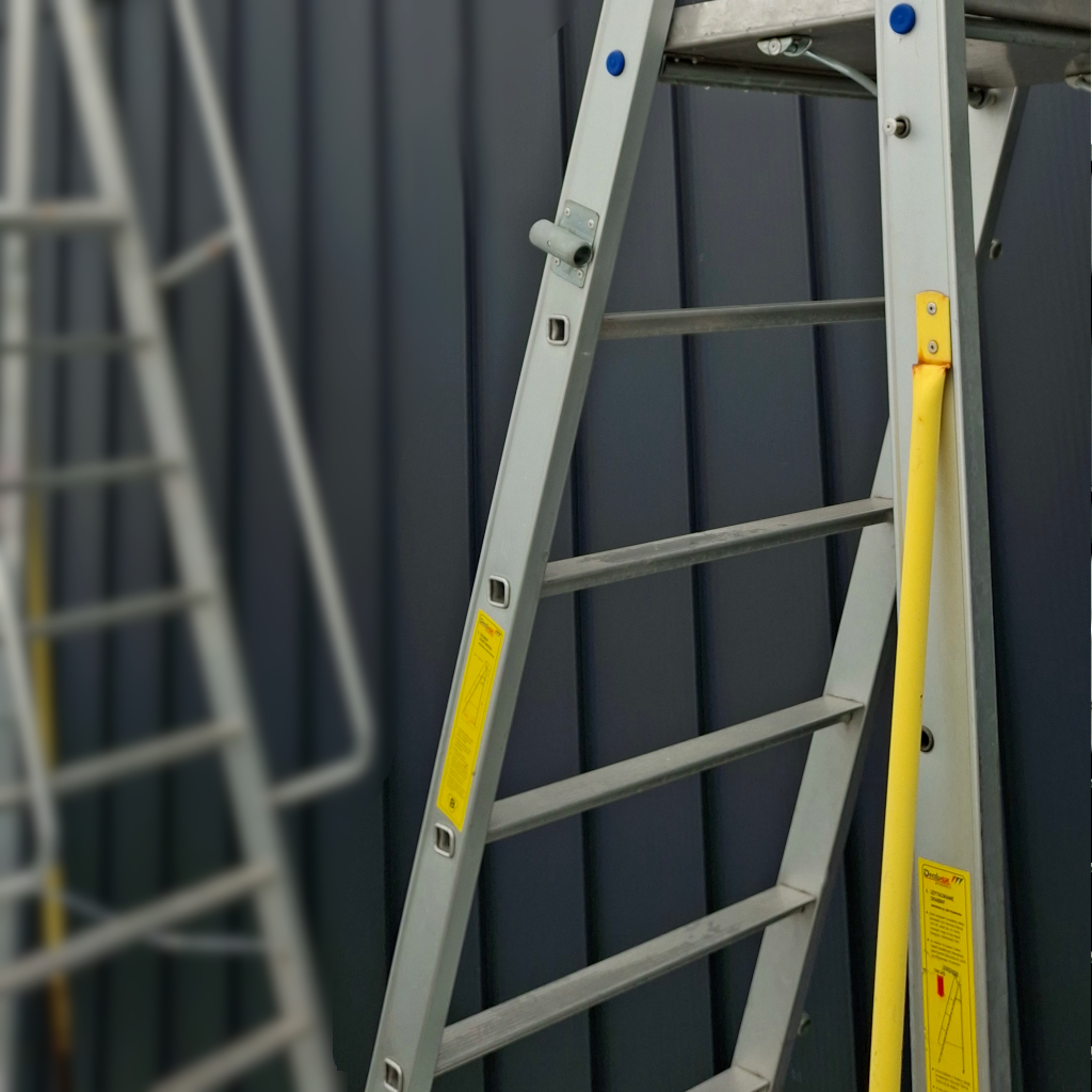 drabina platformowa aluminiowa, drabina z barierkami, drabina robocza przemysłowa, drabina aluminiowa do magazynu, drabina z platformą roboczą, drabina przejezdna z kołami, drabina z poręczami