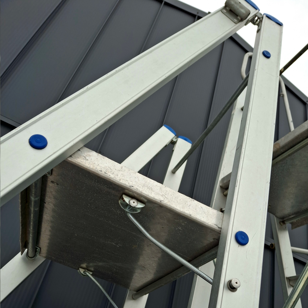 drabina platformowa aluminiowa, drabina z barierkami, drabina robocza przemysłowa, drabina aluminiowa do magazynu, drabina z platformą roboczą, drabina przejezdna z kołami, drabina z poręczami