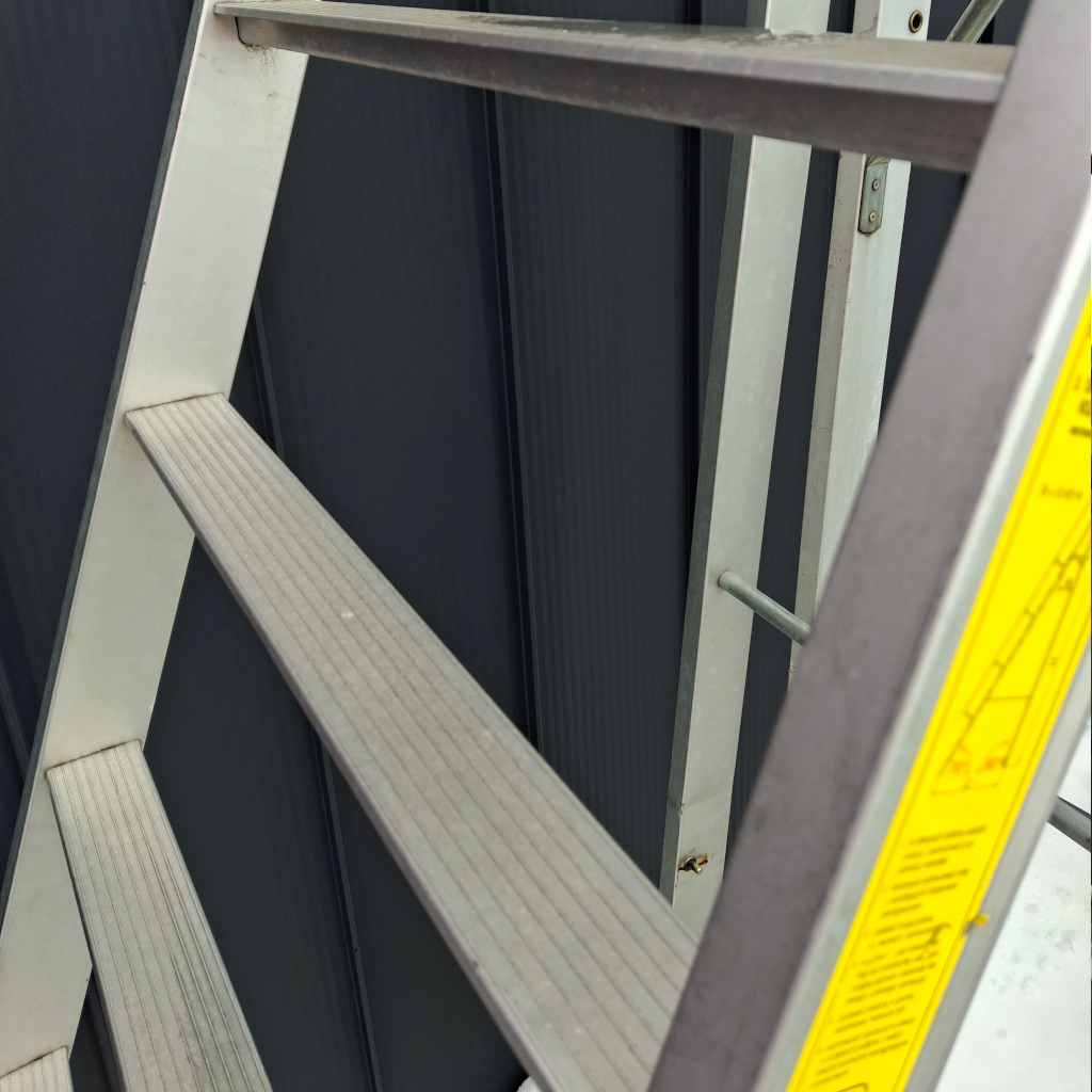 drabina platformowa aluminiowa, drabina z barierkami, drabina robocza przemysłowa, drabina aluminiowa do magazynu, drabina z platformą roboczą, drabina przejezdna z kołami, drabina z poręczami