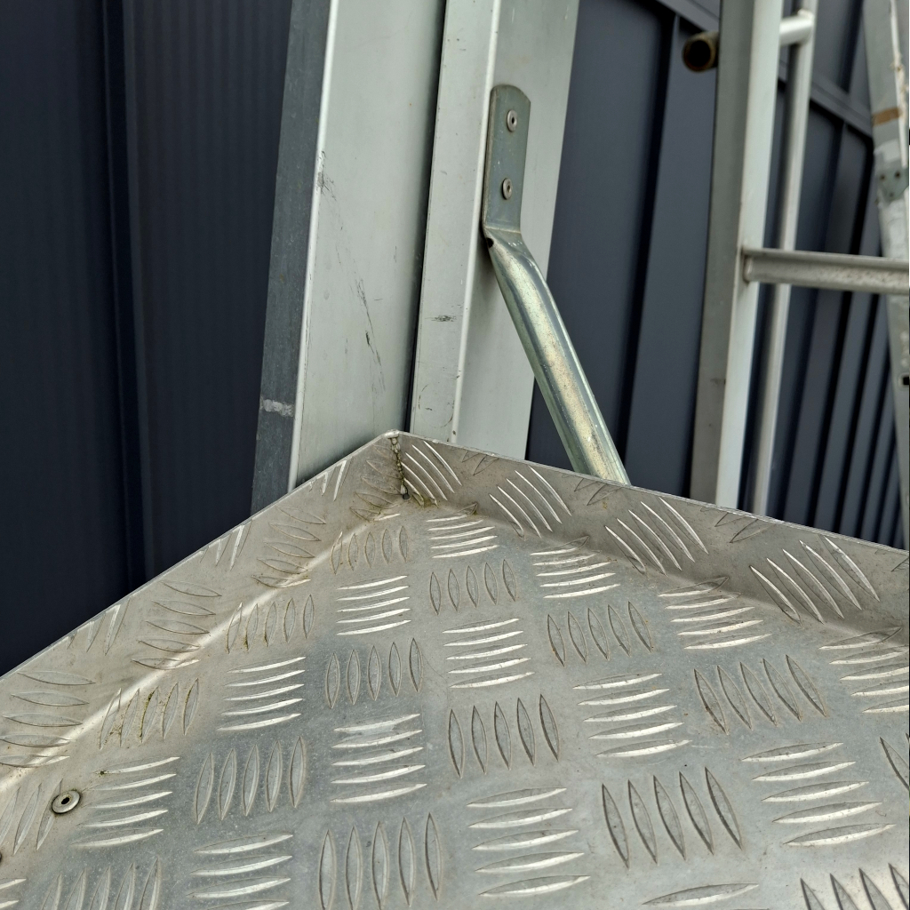 drabina platformowa aluminiowa, drabina z barierkami, drabina robocza przemysłowa, drabina aluminiowa do magazynu, drabina z platformą roboczą, drabina przejezdna z kołami, drabina z poręczami