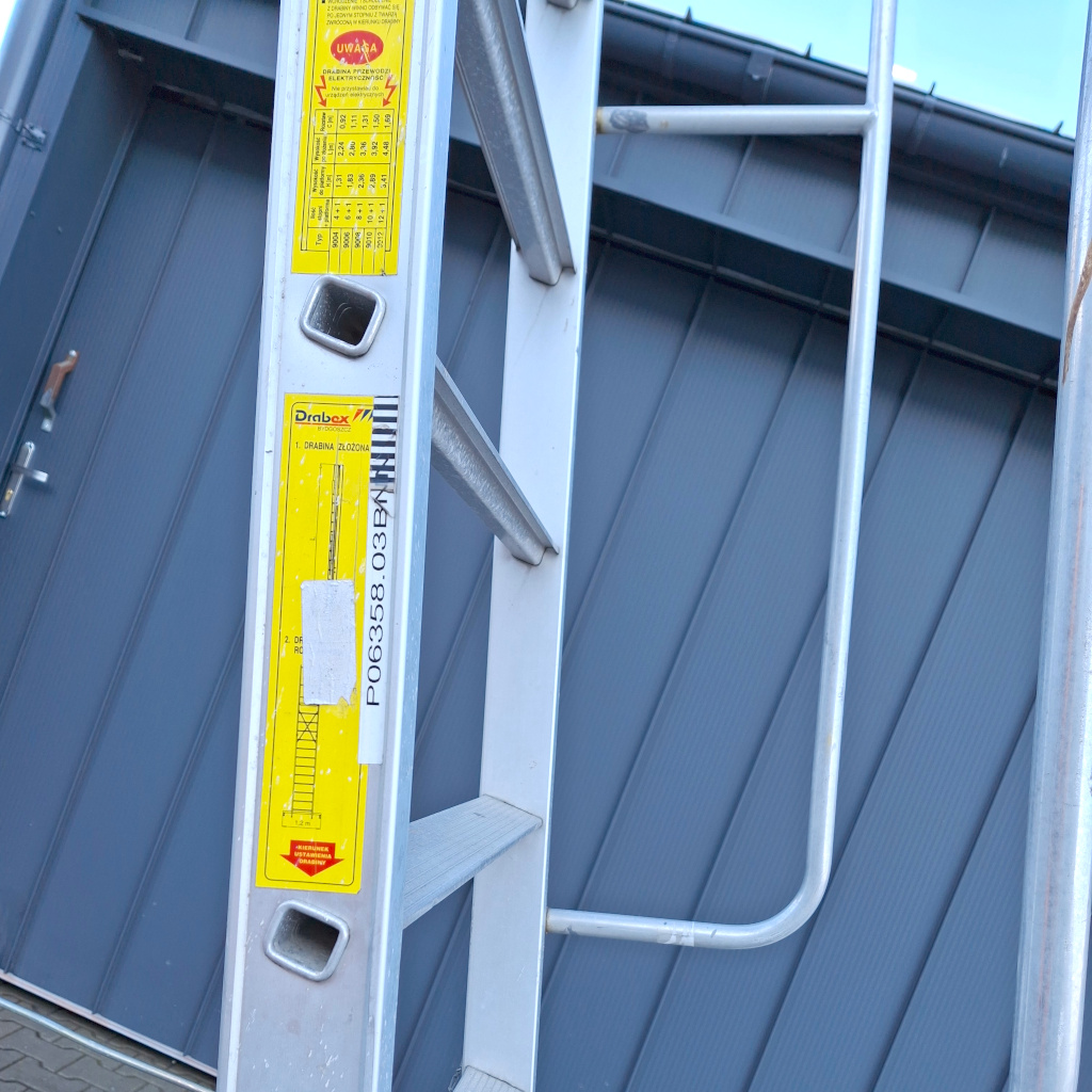 drabina platformowa aluminiowa, drabina z barierkami, drabina robocza przemysłowa, drabina aluminiowa do magazynu, drabina z platformą roboczą, drabina przejezdna z kołami, drabina z poręczami