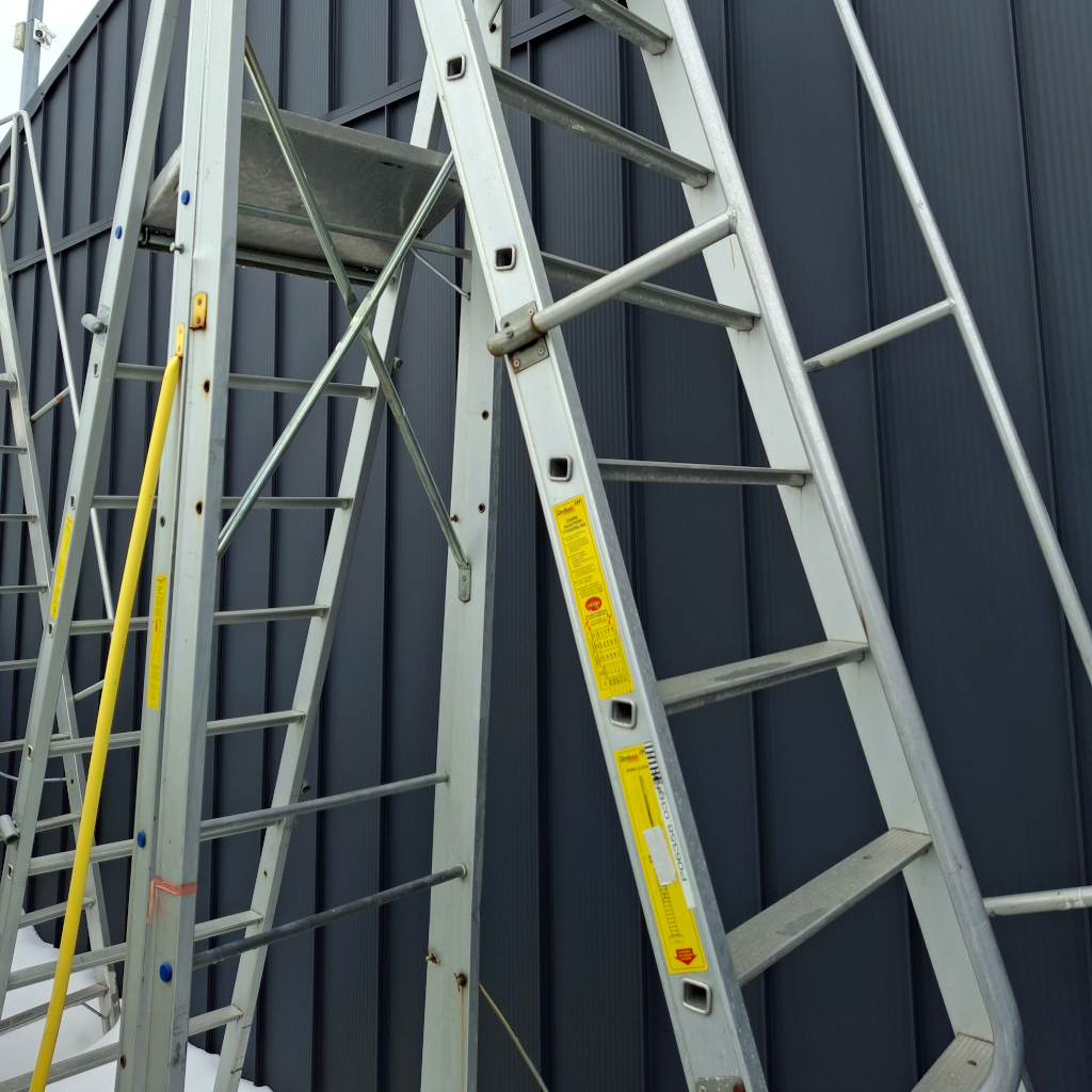 drabina platformowa aluminiowa, drabina z barierkami, drabina robocza przemysłowa, drabina aluminiowa do magazynu, drabina z platformą roboczą, drabina przejezdna z kołami, drabina z poręczami