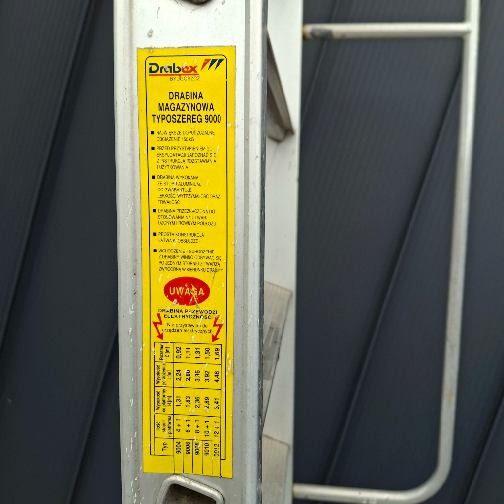 drabina platformowa aluminiowa, drabina z barierkami, drabina robocza przemysłowa, drabina aluminiowa do magazynu, drabina z platformą roboczą, drabina przejezdna z kołami, drabina z poręczami