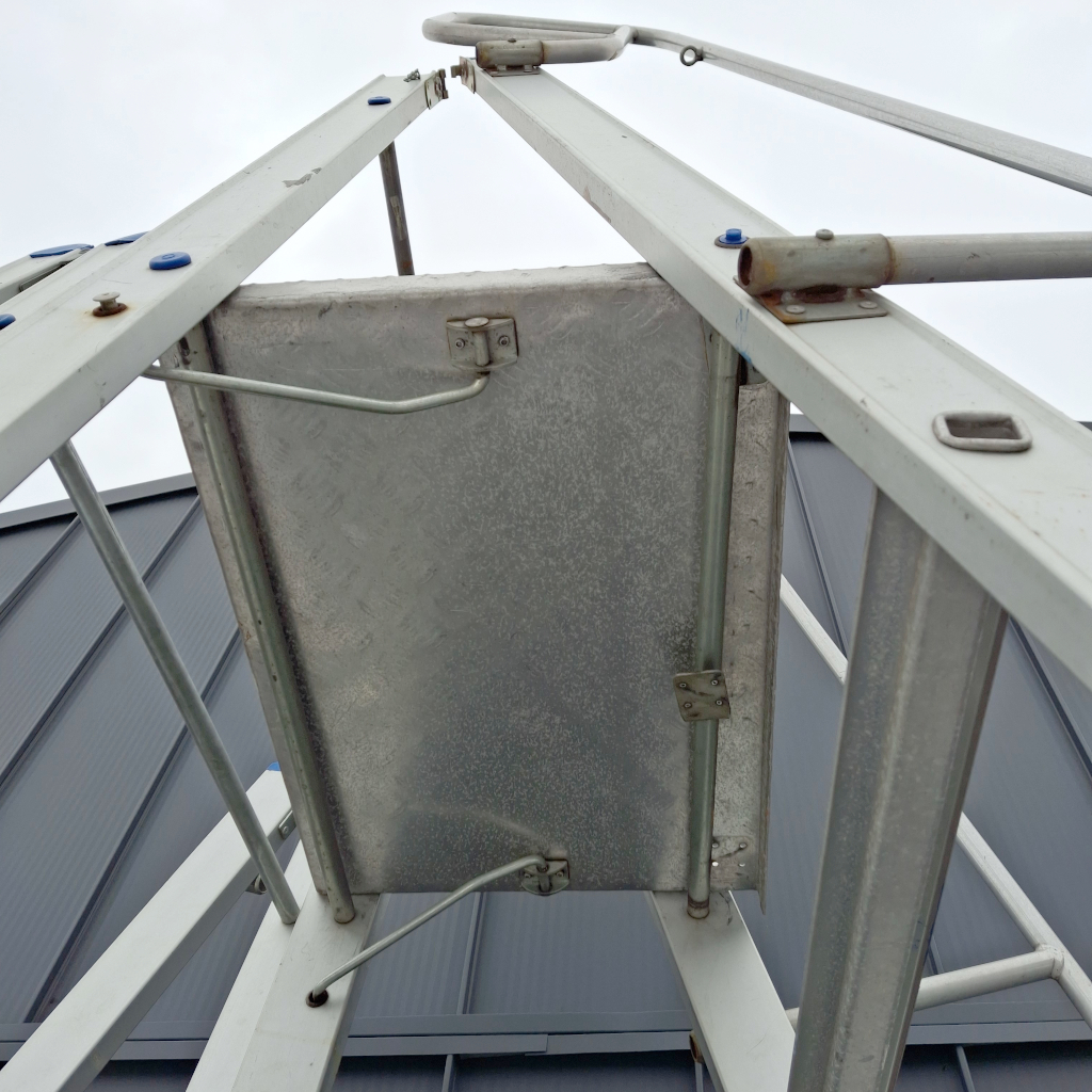 drabina platformowa aluminiowa, drabina z barierkami, drabina robocza przemysłowa, drabina aluminiowa do magazynu, drabina z platformą roboczą, drabina przejezdna z kołami, drabina z poręczami