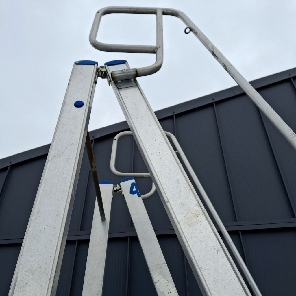 drabina platformowa aluminiowa, drabina z barierkami, drabina robocza przemysłowa, drabina aluminiowa do magazynu, drabina z platformą roboczą, drabina przejezdna z kołami, drabina z poręczami