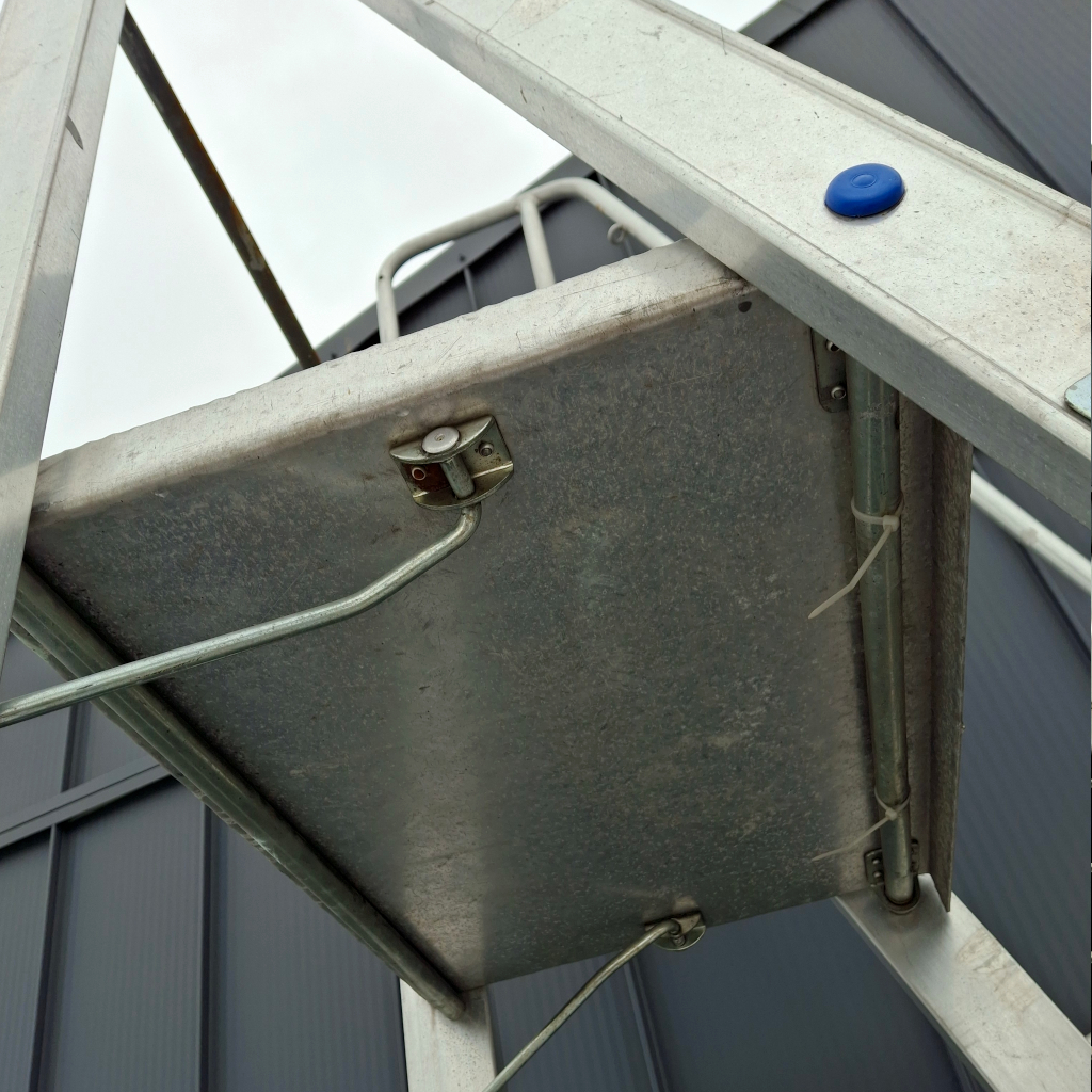 drabina platformowa aluminiowa, drabina z barierkami, drabina robocza przemysłowa, drabina aluminiowa do magazynu, drabina z platformą roboczą, drabina przejezdna z kołami, drabina z poręczami