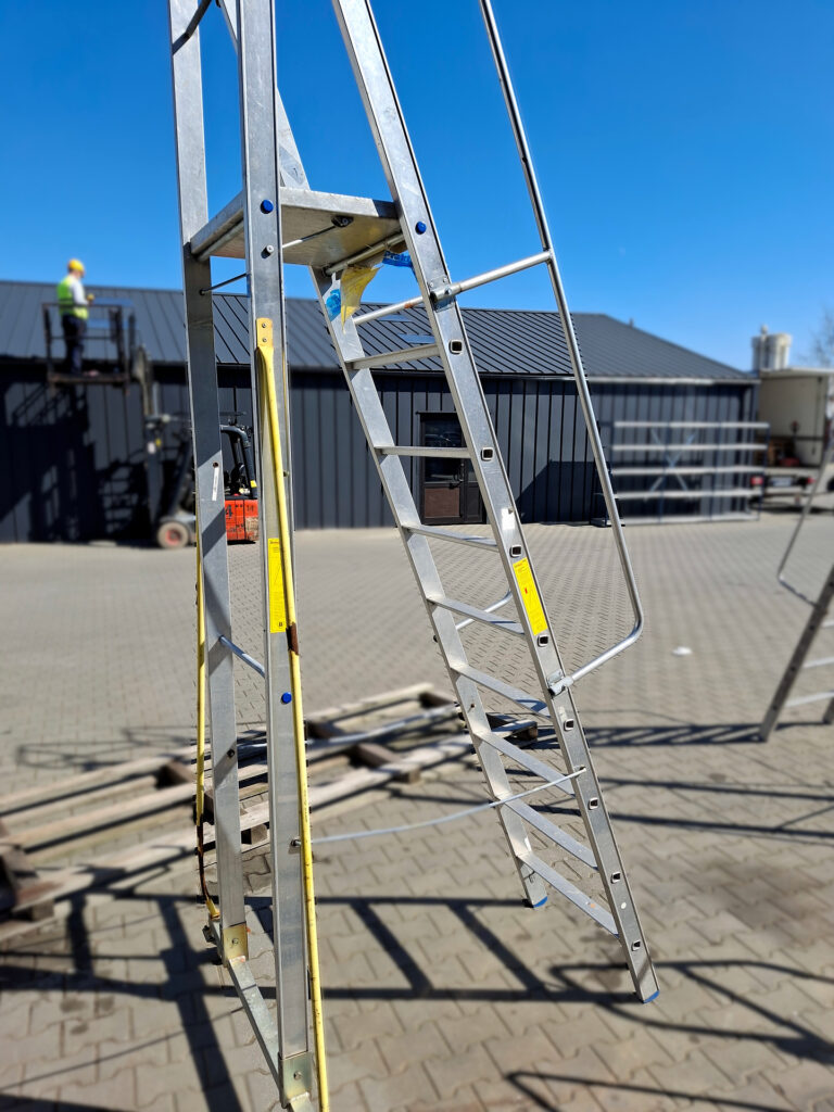 drabina platformowa aluminiowa, drabina z barierkami, drabina robocza przemysłowa, drabina aluminiowa do magazynu, drabina z platformą roboczą, drabina przejezdna z kołami, drabina z poręczami