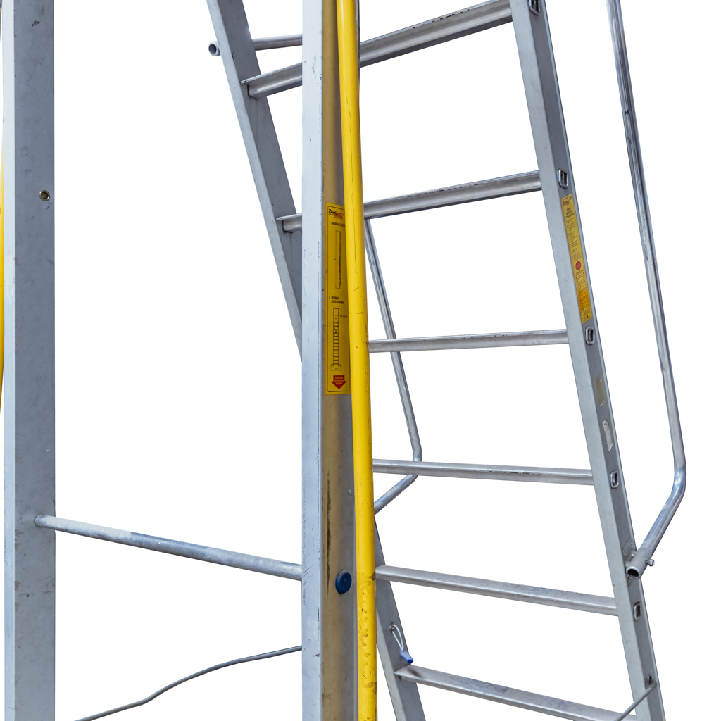 drabina platformowa aluminiowa, drabina z barierkami, drabina robocza przemysłowa, drabina aluminiowa do magazynu, drabina z platformą roboczą, drabina przejezdna z kołami, drabina z poręczami