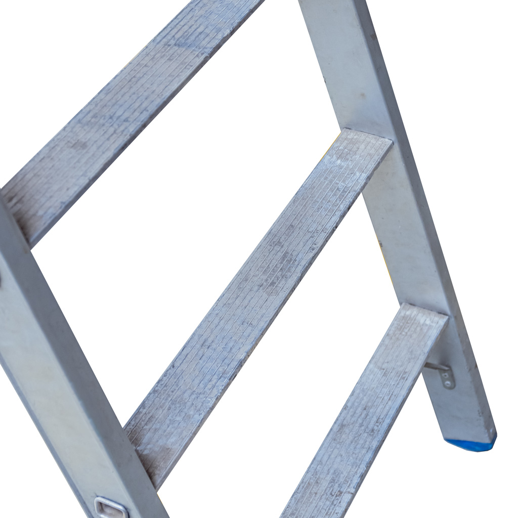 drabina platformowa aluminiowa, drabina z barierkami, drabina robocza przemysłowa, drabina aluminiowa do magazynu, drabina z platformą roboczą, drabina przejezdna z kołami, drabina z poręczami