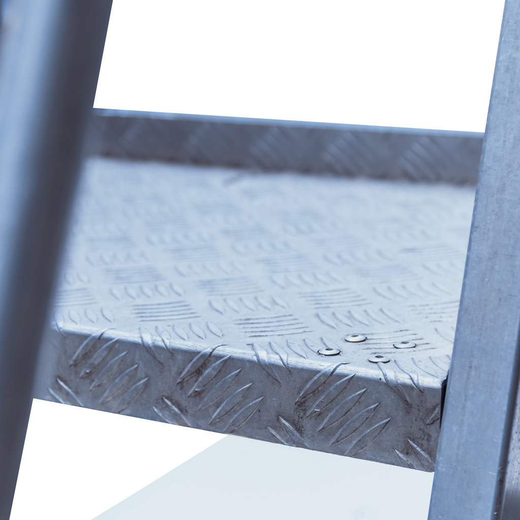 drabina platformowa aluminiowa, drabina z barierkami, drabina robocza przemysłowa, drabina aluminiowa do magazynu, drabina z platformą roboczą, drabina przejezdna z kołami, drabina z poręczami