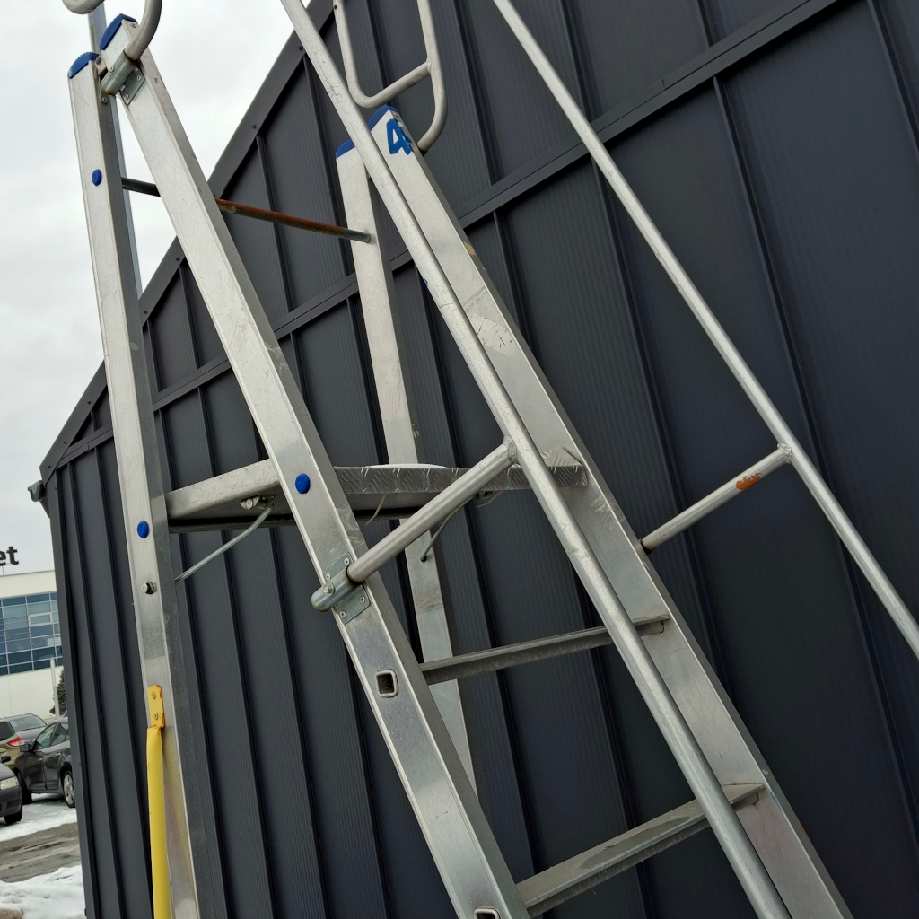 drabina platformowa aluminiowa, drabina z barierkami, drabina robocza przemysłowa, drabina aluminiowa do magazynu, drabina z platformą roboczą, drabina przejezdna z kołami, drabina z poręczami