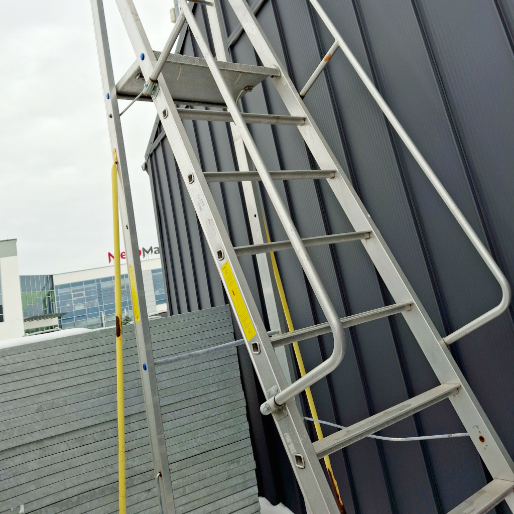 drabina platformowa aluminiowa, drabina z barierkami, drabina robocza przemysłowa, drabina aluminiowa do magazynu, drabina z platformą roboczą, drabina przejezdna z kołami, drabina z poręczami