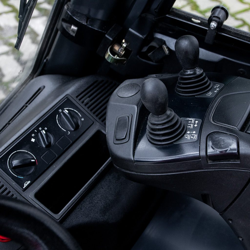 wózek widłowy, elektryczny wózek widłowy, wózek do magazynu, wózek widłowy przesuw boczny, wózek widłowy bez kabiny, wózek widłowy wysokiego składowania, kompaktowy wózek widłowy, magazynowy sprzęt transportowy