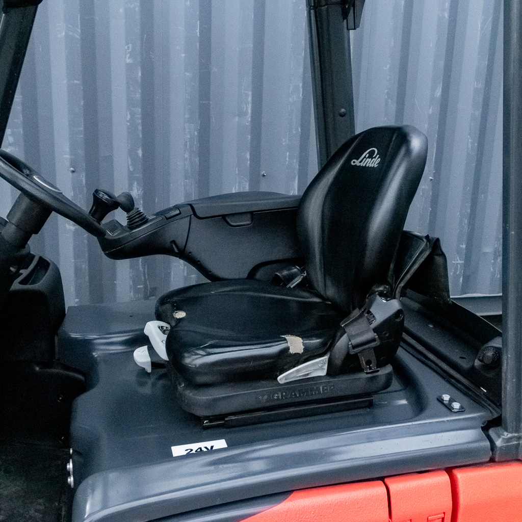 wózek widłowy elektryczny, wózek magazynowy, sprzęt logistyczny, wózek z kabiną, wózek z ogrzewaniem, wózek do magazynu, transport wewnętrzny,