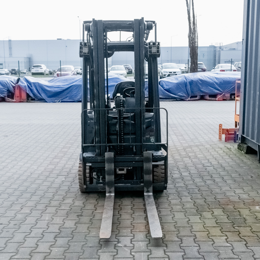 wózek widłowy elektryczny, wózek magazynowy, sprzęt logistyczny, wózek z kabiną, wózek z ogrzewaniem, wózek do magazynu, transport wewnętrzny,