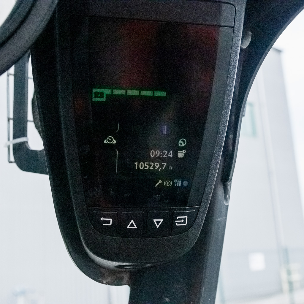 wózek widłowy elektryczny, wózek magazynowy, sprzęt logistyczny, wózek z kabiną, wózek z ogrzewaniem, wózek do magazynu, transport wewnętrzny,