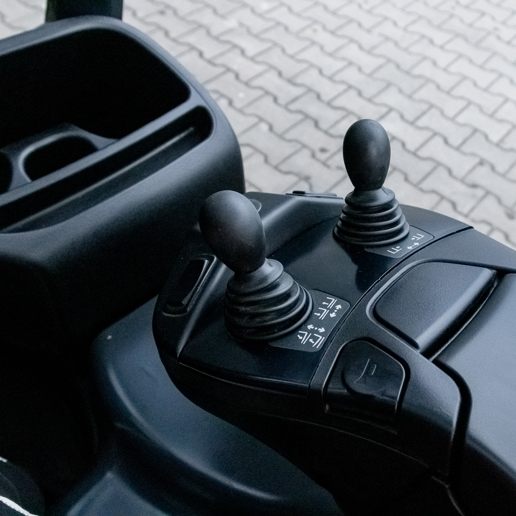 wózek widłowy elektryczny, wózek magazynowy, sprzęt logistyczny, wózek z kabiną, wózek z ogrzewaniem, wózek do magazynu, transport wewnętrzny,