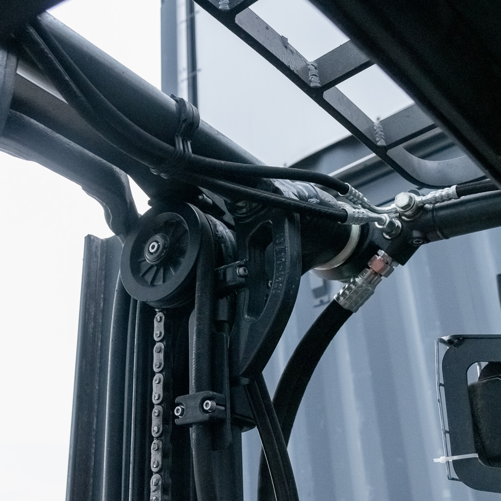 wózek widłowy elektryczny, wózek magazynowy, sprzęt logistyczny, wózek z kabiną, wózek z ogrzewaniem, wózek do magazynu, transport wewnętrzny,