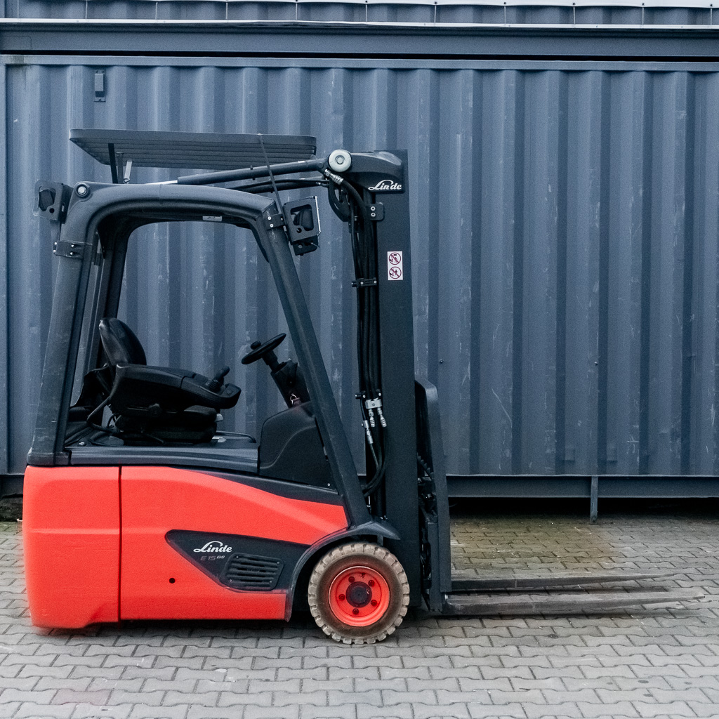 wózek widłowy elektryczny, wózek magazynowy, sprzęt logistyczny, wózek z kabiną, wózek z ogrzewaniem, wózek do magazynu, transport wewnętrzny,