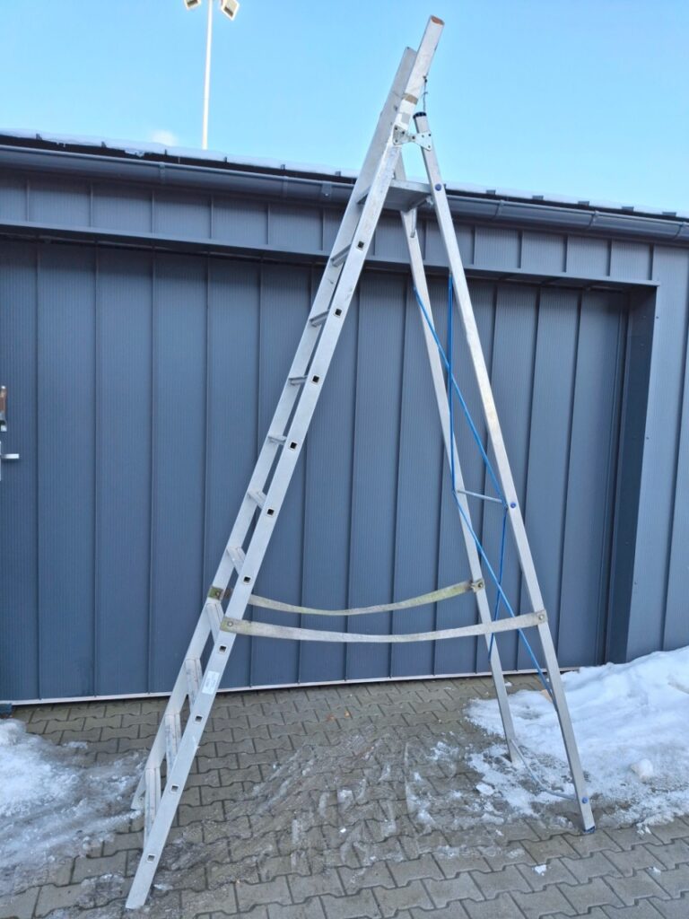 drabina platformowa aluminiowa, drabina z barierkami, drabina robocza przemysłowa, drabina aluminiowa do magazynu, drabina z platformą roboczą, drabina przejezdna z kołami, drabina z poręczami