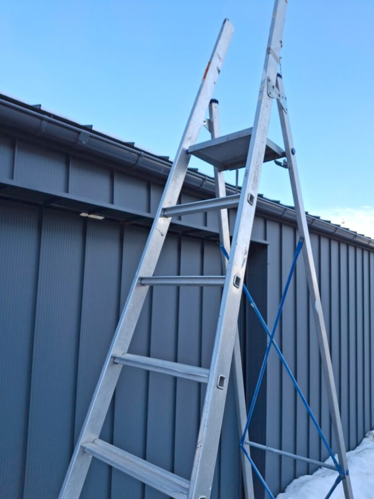 drabina robocza przemysłowa, drabina aluminiowa do magazynu, drabina z platformą roboczą