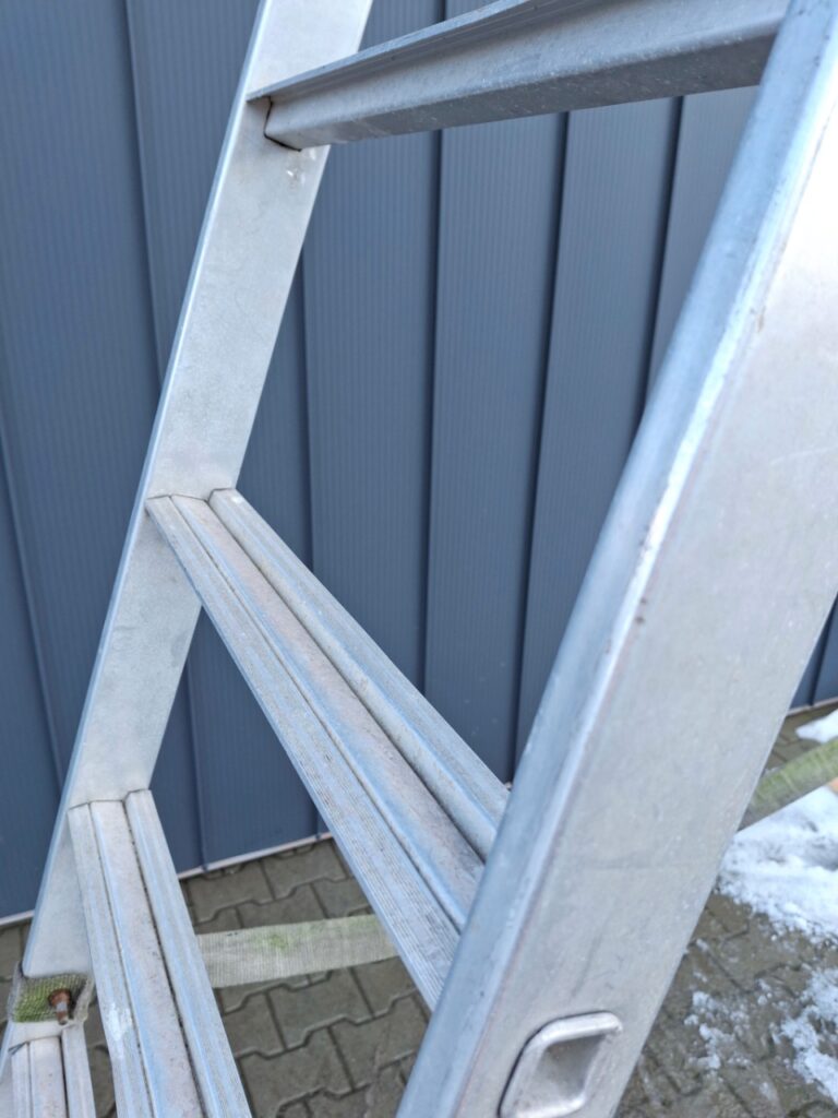 drabina robocza przemysłowa, drabina aluminiowa do magazynu, drabina z platformą roboczą